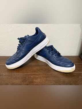 Nike Men's Navy Blue Leather Sneakers